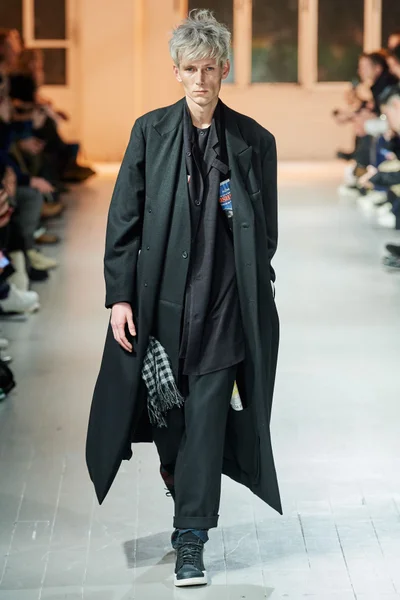 Look 16